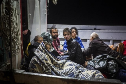 ▲28일(현지시간) 그리스 에게해 해역에서 구조된 난민들. 사진=AP/뉴시스