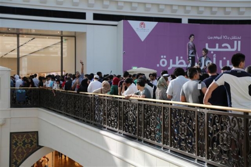 ▲29일(현지시간) 아랍에미리트(UAE) 두바이 쇼핑몰 '몰오브에미리트'에 문을 연 애플스포어 앞에 줄을 선 사람들. 사진=신화/뉴시스