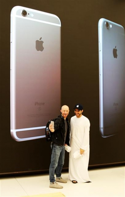 ▲아랍에미리트(UAE) 두바이의 두 남성이 29일(현지시간) 쇼핑몰 '몰오브에미리트'에 문을 연 애플스토어 안에 전시된 '아이폰6S' 광고판 앞에서 사진을 찍고 있다. 사진=신화/뉴시스