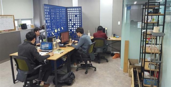 ▲경북 창조경제혁신센터에 입주한 3D델타프린터 분야 창업기업 ‘예창' 팀원들이 3D프린터 설계 작업을 하고 있다.