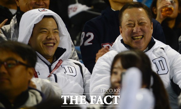 ▲박용만 두산그룹 회장(오른쪽)과 아들 박서원 오리콤 부사장이 연신 웃음을 터뜨리며 응원을 하고 있다.(더팩트)