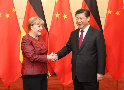 ▲앙겔라 메르켈(오른쪽) 독일 총리와 시진핑 중국 주석이 29일(현지시간) 중국 베이징에서 만나 밝은 표정으로 악수를 하고 있다. 사진=신화/뉴시스