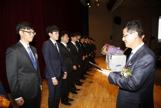 ▲삼성전기 이윤태 사장이 창립기념식에서 '삼성전기 논문대상' 수상자들에게 시상을 하고 있다(사진제공=삼성전기)