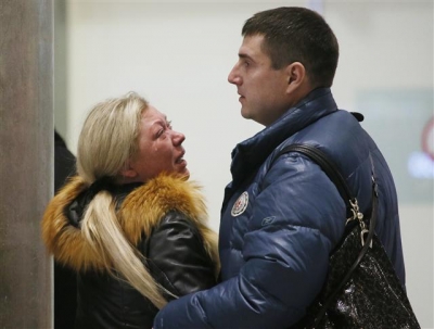 ▲31일(현시시간) 이집트 시나이 반도에서 러시아 여객기 추락 사고가 전해진 가운데 러시아 상트페테르부르크 풀코보국제공항에서 탑승객 가족들이 오열하고 있다. AP뉴시스