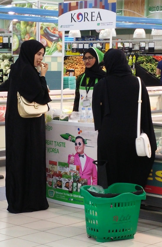 ▲아랍에미리트 ‘룰루 하이퍼마켓’에서 현지 소비자들이 CJ제일제당의 ‘비비고’ 만두를 시식하고 있다.(사진제공=CJ제일제당)