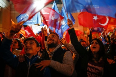 ▲터키에서 1일(현지시간) 치러진 조기 총선에서 집권당인 정의개발당(AKP)이 압승을 거뒀다는 소식에 지지자들이 AKP 당사 앞에서 터키 국기를 들고 환호하고 있다. AP뉴시스 