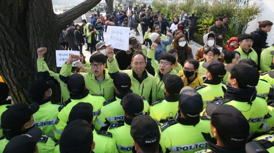 ▲3일 오전 서울 종로구 정부서울청사 앞에서 노동당 회원들이 역사교과서 국정화에 반대하며 함성을 지르고 있다. (사진=연합뉴스)