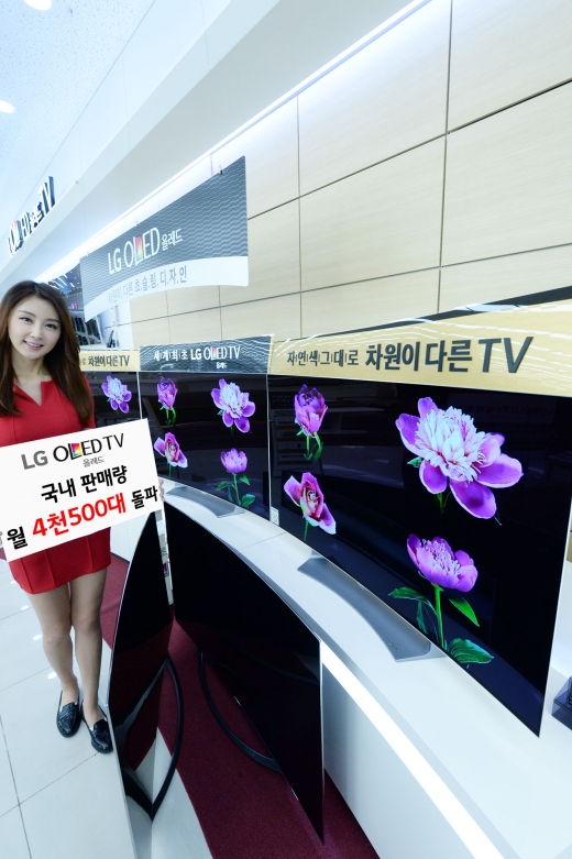 ▲LG전자가 올레드 TV 월 판매량 기록을 매달 갱신하는 가운데 10월 판매량이 4500대를 넘어섰다.모델이 동교동 LG베스트샵에서 LG 올레드 TV를 소개하고 있다.  (사진제공=LG전자)