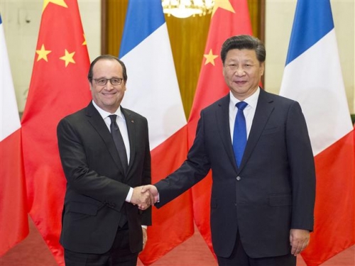 ▲프랑수와 올랑드(왼쪽) 프랑스 대통령이 2일(현지시간) 베이징에서 시진핑 국가주석과의 정상회담에 앞서 악수하고 있다. 베이징/신화뉴시스 