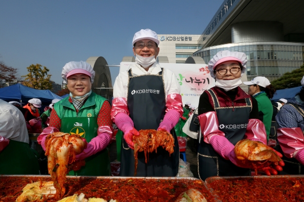 ▲(사진 오른쪽부터)산업은행 홍기택 회장 부인(전성빈 서강대 교수), 산업은행 홍기택 회장, 이순남 서울시 새마을부녀회장(사진=KDB산업은행 제공)