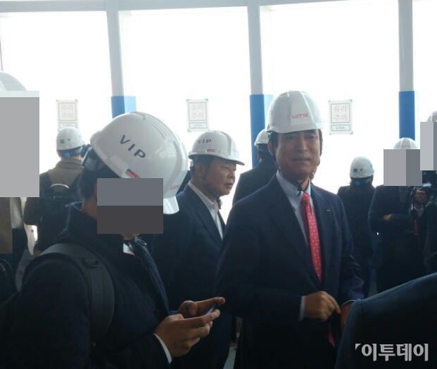 ▲노병용 롯데물산 대표가 롯데월드타워 70층에서 소개하고 있다.(사진=이꽃들 기자 flowerslee@)