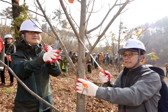 ▲숲가꾸기 체험행사에 참석한 신원섭 산림청장(왼쪽)과 최규복 유한킴벌리 사장.(사진제공=유한킴벌리)