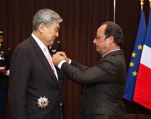 ▲조양호 한진그룹 회장(왼쪽)이 프랑수아 올랑드 프랑스 대통령으로부터 훈장을 받고 있다. (한진그룹)