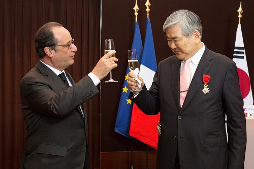 ▲조양호 한진그룹 회장(왼쪽)과 프랑수아 올랑드 프랑스 대통령이 건배를 하고 있다. (한진그룹)