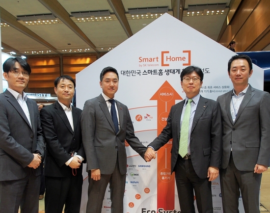 ▲지난달 28일부터 30까지 코엑스 열린 ‘IoT Week’ 행사 중 SK텔레콤 부스에 설치된 스마트홈 서비스 전시존에서 조영훈 SK텔레콤 스마트홈TF장(왼쪽 4번째)과 이건구 현대통신 대표이사(왼쪽 3번째)가 만나 협력을 다짐했다.(사진제공= SK텔레콤)