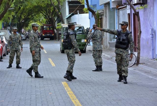 ▲몰디븐의 국민방위군(MNDF)이 4일(현지시간) 수도 말레에서 도로 주변을 수색하고 있다. 사진=AP/뉴시스