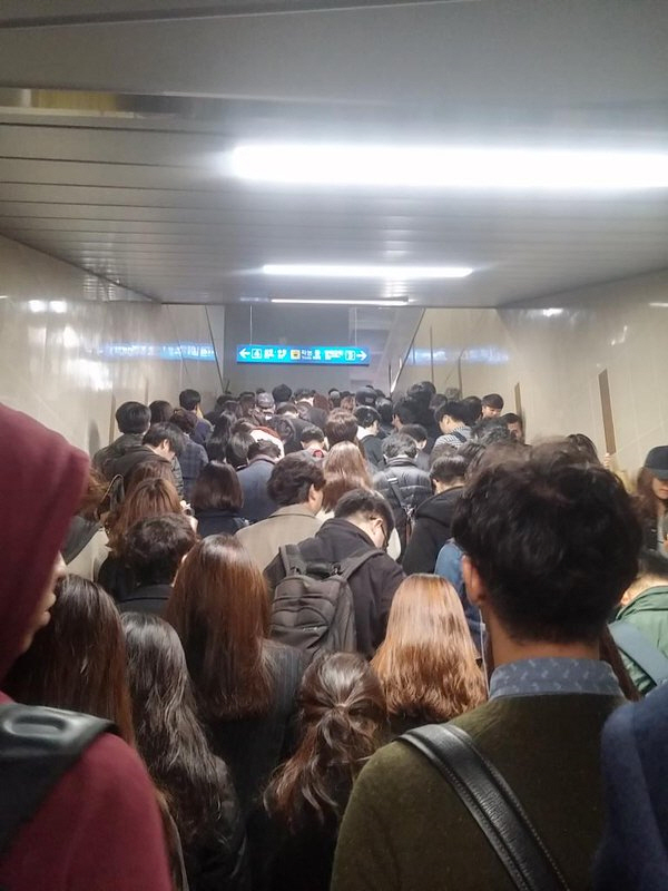 ▲5일 오전 분당선 열차가 지연운행되며 왕십리역에는 출근길 많은 사람들이 계단까지 줄을 서 열차를 기다리고 있는 모습이다.(출처=트위터 @hachi_ds)