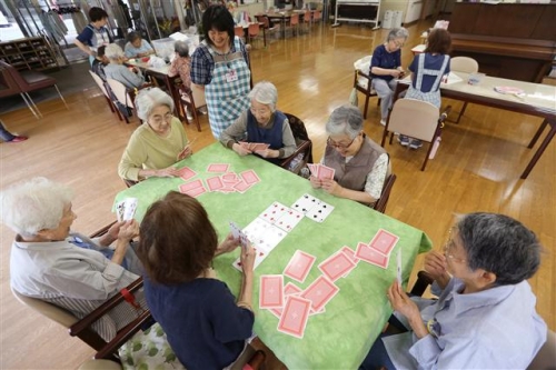 ▲일본 도쿄의 한 양로원에서 노인들이 카드 게임을 즐기고 있다. 블룸버그 