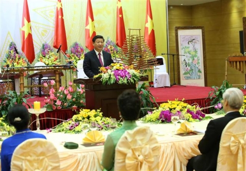 ▲시진핑 중국 국가주석이 5일(현지시간) 베트남 하노이에서 열린 환영 만찬에 참석해 연설을 하고 있다. 사진=신화/뉴시스