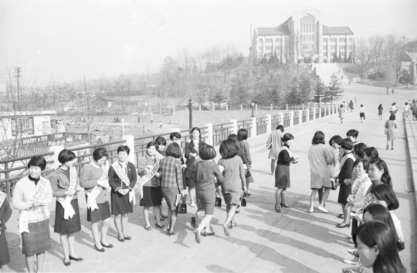 ▲1960년대 이화여대 복장 검소화 운동. 출처: 이대학보DB
