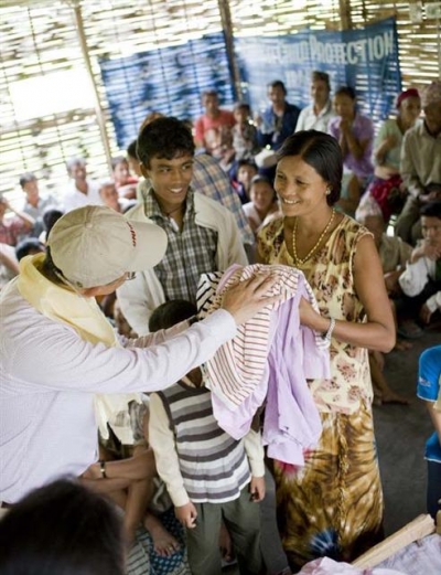 ▲전 세계 유니클로 진출국에서 수거한 의류를 유니클로 직원들이 네팔 난민촌에 전달하고 있다.