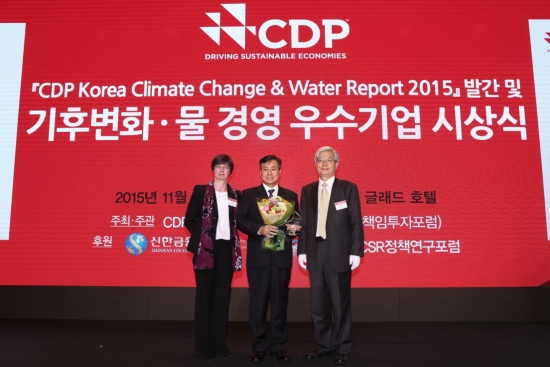 ▲코웨이는 지난 5일 서울 영등포구에 위치한 글래드호텔에서 개최된 '2015 CDP 기후변화·물 경영 우수기업 시상식'에서 기후변화 대응의 우수성을 인정받아 ‘2015 CDP Water Korea’ 에서 최우수 기업 선정과 ‘2015 CDP Korea’에서 탄소경영 섹터 위너스에 7년 연속 선정되는 쾌거를 거뒀다. 코웨이의 수상을 기념하며 신광식 코웨이 환경품질연구소장(가운데)과  장지인 CDP 한국위원회 위원장(오른쪽에서 첫번째)이 기념사진을 촬영하고 있다.(사진=코웨이)