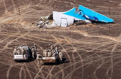 ▲지난 2일(현지시간) 이집트 군인들이 1일 이집트 시나이반도에서 추락한 러시아 코갈림아비아 소속 여객기 잔해를 수습하는 모습. AP뉴시스