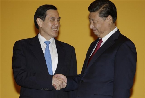 ▲시진핑(오른쪽) 중국 국가주석과 마잉주 대만 총통이 7일(현지시간) 싱가포르에서 정상회담에 앞서 굳게 악수하고 있다. 싱가포르/AP뉴시스
