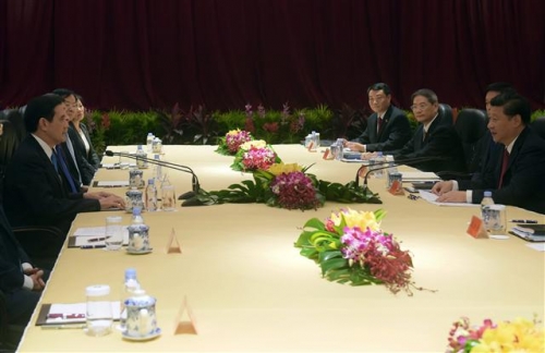 ▲시진핑(맨 앞 오른쪽) 중국 국가주석과 마잉주(맨 앞 왼쪽) 대만 총통이 7일(현지시간) 싱가포르에서 정상회담을 하고 있다. 싱가포르/AP뉴시스 