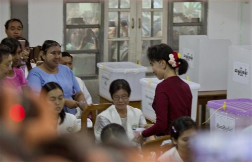 ▲아웅산 수치(맨 오른쪽) 여사가 8일(현지시간) 미얀마 양곤에서 투표하고 있다. 양곤/AP뉴시스