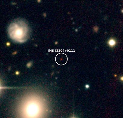 ▲국내 연구진이 관측한 퀘이사의 이미지. 우리로부터 멀리 떨어져 있기 때문에 매우 붉게 보인다(한국천문연구원)