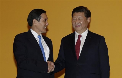 ▲시진핑(오른쪽) 중국 국가주석과 마잉주 대만 총통이 7일(현지시간) 싱가포르에서 만나 밝은 표정으로 악수를 하고 있다. 사진=AP/뉴시스 