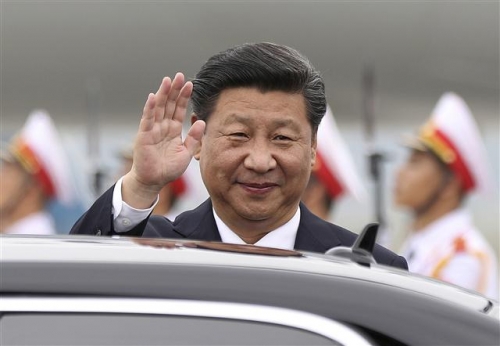 ▲시진핑 중국 국가주석이 지난 5일(현지시간) 베트남 하노이에 도착해 손을 흔들며 인사하고 있다. 사진=AP/뉴시스