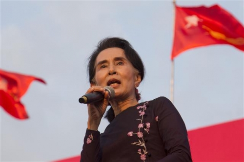 ▲미얀마 야당지도자 아웅산 수지 여사가 지난 1일(현지시간) 양곤에서 열린 총선 유세 행사에서 민주주의민족동맹(NLP) 지지를 호소하고 있는 모습. 9일 치러진 총선에서 수치 여사가 이끄는 NLP가 압승을 거둘 것으로 전망된다. AP뉴시스