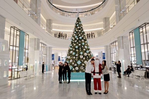 ▲현대백화점이 10일부터 다음달 31일까지 판교점 1층 광장에서 티파니 대형 크리스마스 트리를 국내 처음으로 전시한다.(사진제공=현대백화점)