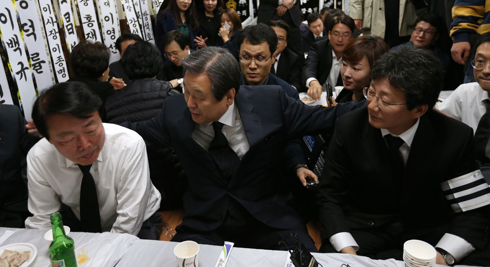 ▲새누리당 김무성 대표(가운데)가 9일 오후 대구시 중구 경북대병원 장례식장에 마련된 유수호 전 국회의원의 빈소를 찾아 조문한 뒤 유승민 전 원내대표(오른쪽), 한선교 의원(왼쪽)과 어깨동무 하며 과거를 회상하고 있다.(사진=연합뉴스)