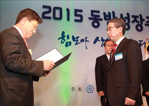 ▲윤상직 산업통상자원부 장관(왼쪽)이 10일 ′2015 동반성장주간′ 기념식에서 박장식 가스안전공사 안전관리이사에게 대통령 표창을 수여하고 있다.(가스안전공사)