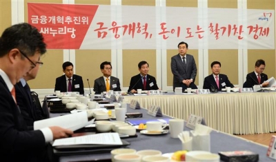 ▲김정훈 새누리당 정책위의장이 11일 오전 여의도 국회 귀빈식당에서 열린 새누리당 금융개혁추진위원회 제3차 회의에 참석해 모두발언을 하고 있다. 이날 열린 회의에서는 금융개혁 주요 검토과제를 논의했다. 노진환 기자 myfixer@