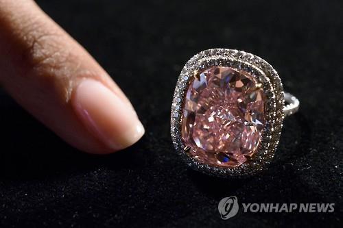 ▲스위스 제네바의 크리스티 경매에서 2850만 달러에 낙찰된 핑크 다이아몬드. 사진=AFP 연합뉴스