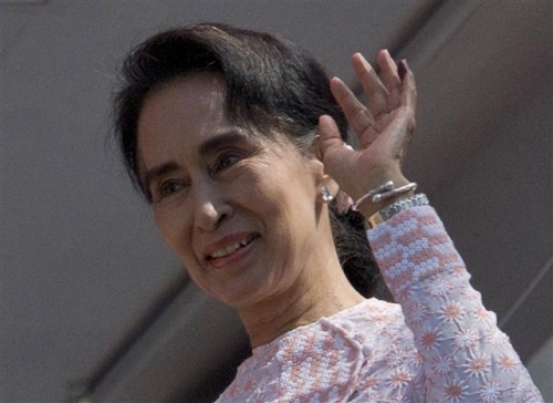 ▲아웅산 수치 여사가 총선 다음 날인 9일(현지시간) 미얀마 양곤의 NLD 당사 발코니에서 손을 흔들고 있다. 양곤/AP뉴시스