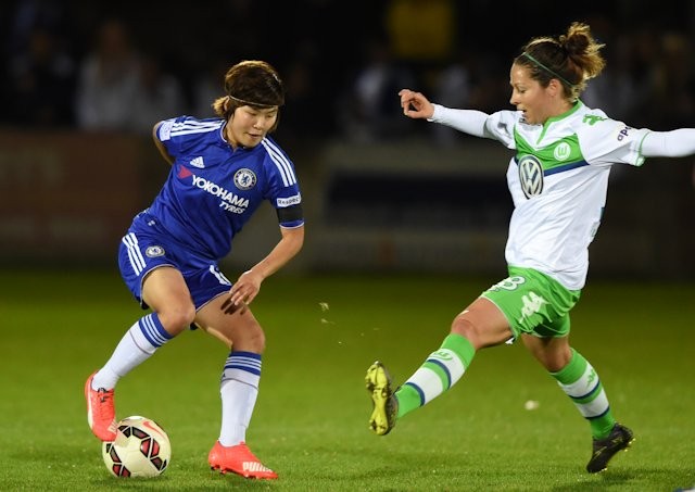 ▲ 12일(한국시간) 영국에서 열린 2015-2016 UEFA 여자 챔피언스리그 16강 1차전 볼프스부르크와 경기에서 지소연이 공을 드리블하고 있다. (출처=공식 홈페이지)