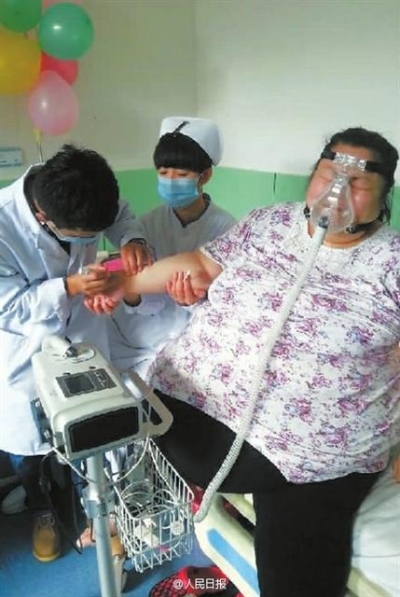 ▲중국 최고 비만 여성으로 등극한 여성이(오른쪽) 위 절제술을 위한 검사를 받고 있다. 사진=인민일보 웨이보 