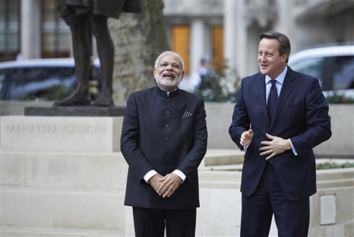 ▲나렌드라 모디(왼쪽) 인도 총리가 12일(현지시간) 런던에서 데이비드 캐머런 영국 총리와 이야기를 나누고 있다. 사진=AP/뉴시스