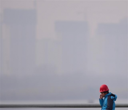 ▲중국 랴오닝성 선양시의 한 인부가 10일(현지시간) 건물이 보이지 않는 심각한 스모그 속에서 담배를 피고 있다. 사진=신화/뉴시스