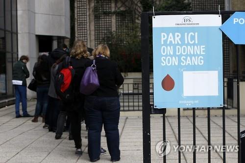▲프랑스 파리 시민들의 헌혈 행렬. EPA/연합뉴스
