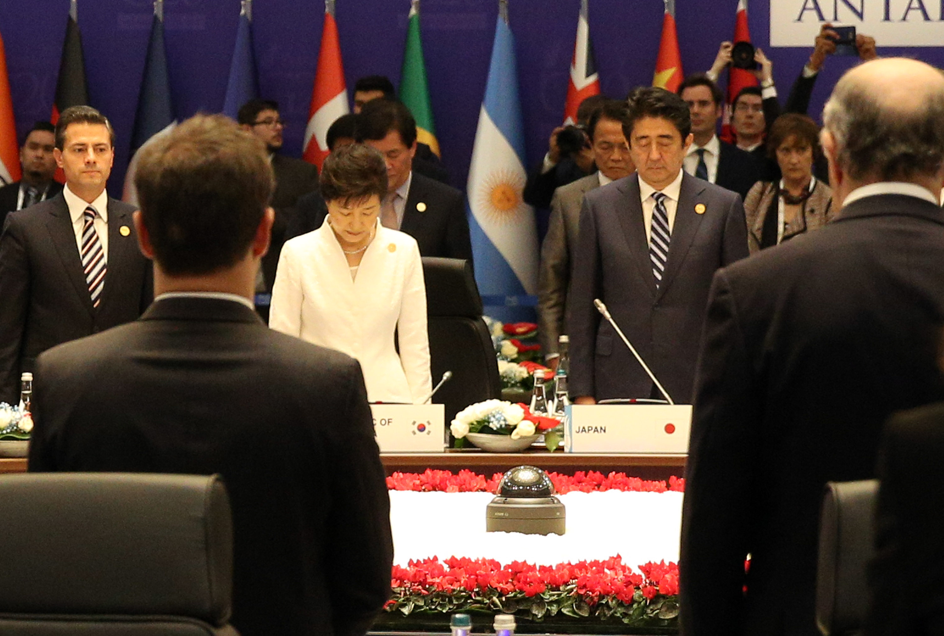 ▲박근혜 대통령 등 각국 정상들이 15일 오후(현지시간) 터키 안탈리아 레그넘 호텔 컨벤션센터에서 열린 G20 정상회의 제1세션에 앞서 파리 테러를 추모하는 묵념을 하고 있다.
(사진=연합뉴스)