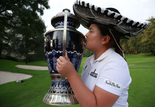 ▲16일(한국시간) 멕시코에서 열린 LPGA 투어 로레나 오초아 인비테이셔널 우승자 박인비가 우승 트로피에 입을 맞추고 있다. 박인비는 이 대회 우승으로 세계골프 명예의 전망 조건(27포인트) 중 단 1포인트만 남겨놨다. (AP뉴시스)