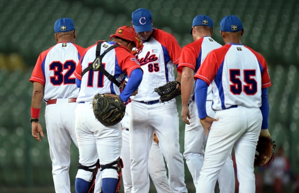 ▲16일(한국시간) 대만 타이중 구장에서 열린 2015 세계야구소프트볼연맹(WBSC) 프리미어 12 한국과 8강전에 교체 등판한 투수 라헤라(85번)가 내야진과 이야기를 나누고 있다. (뉴시스)