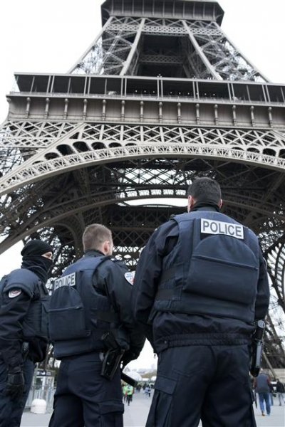▲14일(현지시간) 프랑스 경찰들이 파리의 관광명소인 에펠탑 아래에서 순찰을 돌고 있는 모습. AP뉴시스