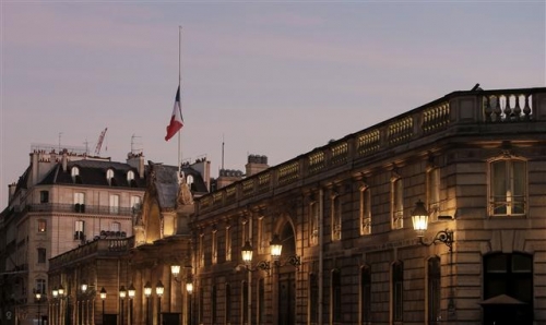 ▲프랑스 파리의 대통령 집무실인 엘리제궁에 15일(현지시간) 조기가 걸려 있다. 파리/신화뉴시스 